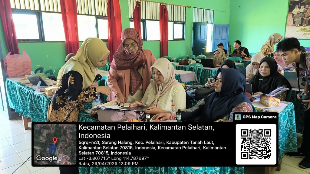 Social Science teachers participating in digital learning media development training in Tanah Laut